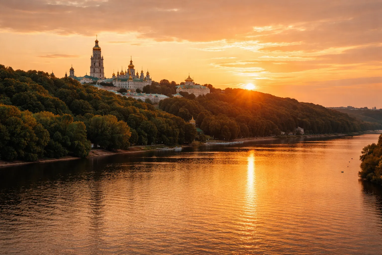 Un fleuve au coucher du soleil sous des collines boisées couronnées de coupoles dorées