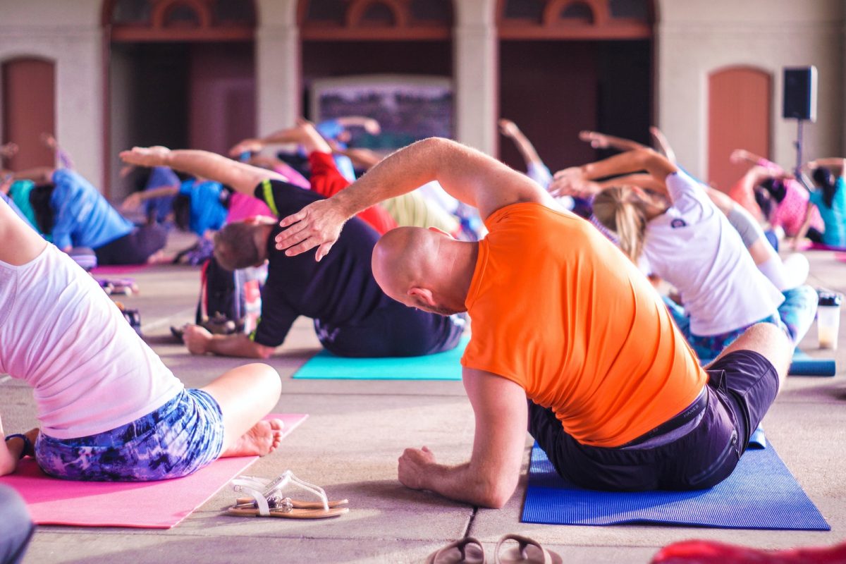 Exercices de yoga débutant à deux